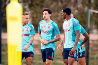 Pedro em treino do Flamengo em Doha