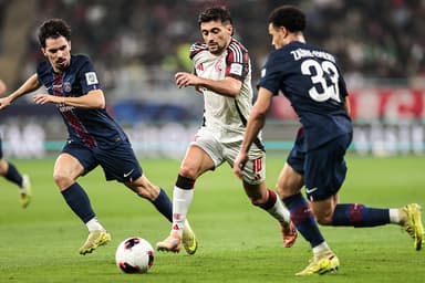 Arrascaeta carrega a bola enquanto é marcado por Vitinha e Emery em PSG x Flamengo