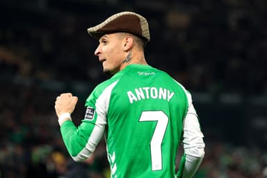 Antoni com chapéu no Real Betis