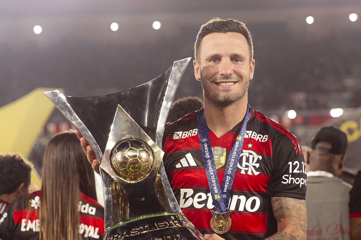 Saúl Ñíguez com a camisa do Flamengo e com a taça do Brasileirão 2025