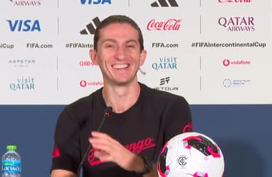 Filipe Luís sorri ao responder pergunta de Diego Alves na coletiva pré Flamengo x PSG
