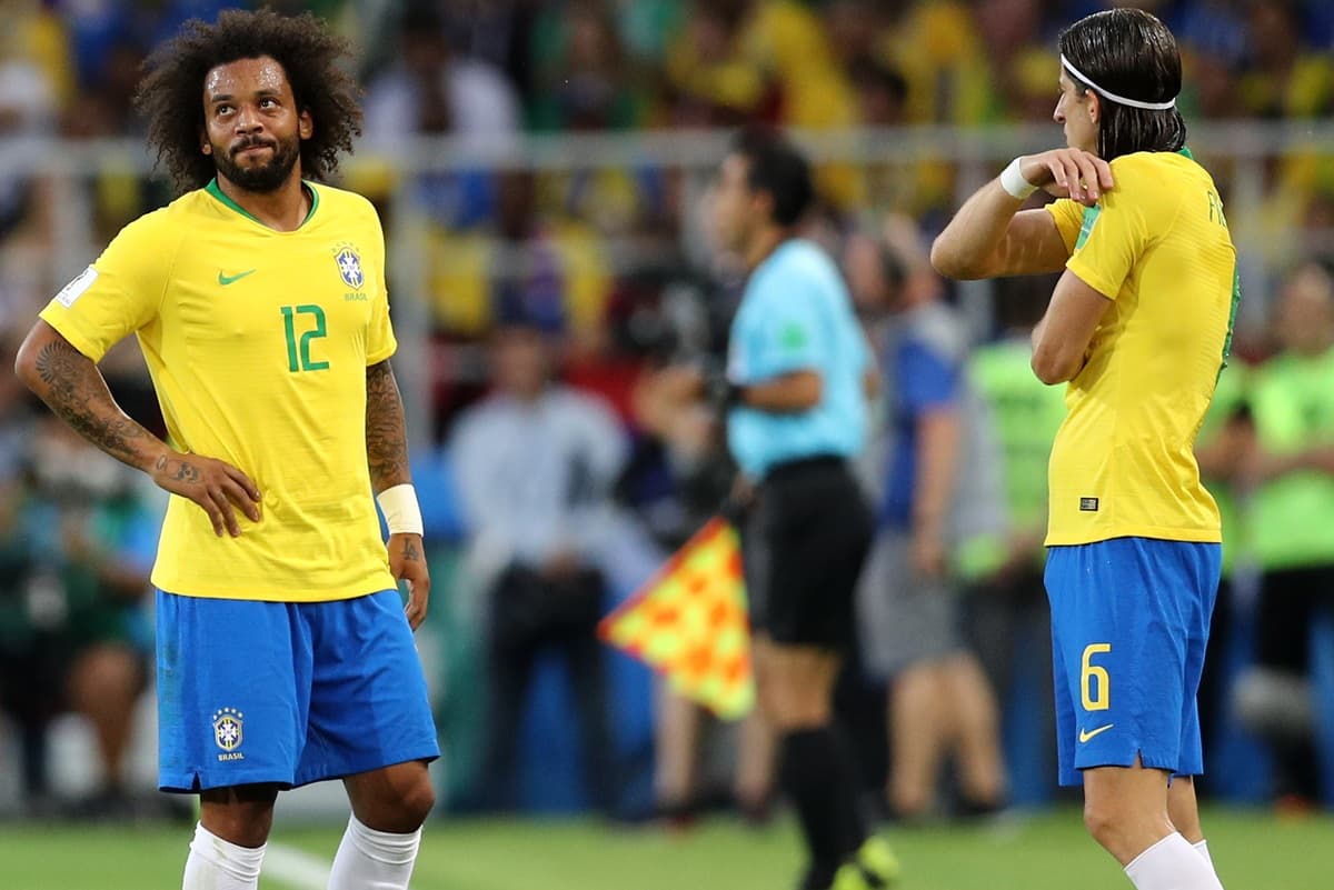 Marcelo, que elogiou e parabenizou Filipe Luís pelo título da Libertadores, prepara-se para deixar o campo para entrada do amigo