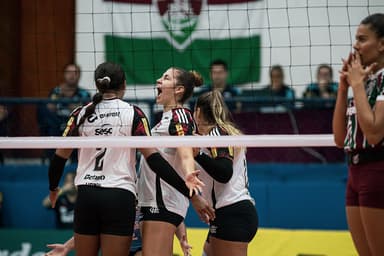 Karina comemora ponto do Sesc Flamengo com o resto do time; Lais, do Fluminense, faz expressão de "choque"