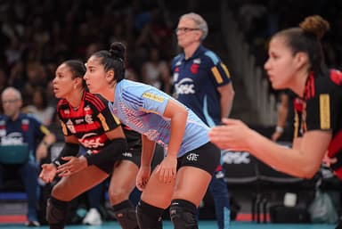 Simone Lee, Laís e Karina foram a linha de passe do Sesc Flamengo e aguardam saque rival; ao fundo, Bernardinho observa