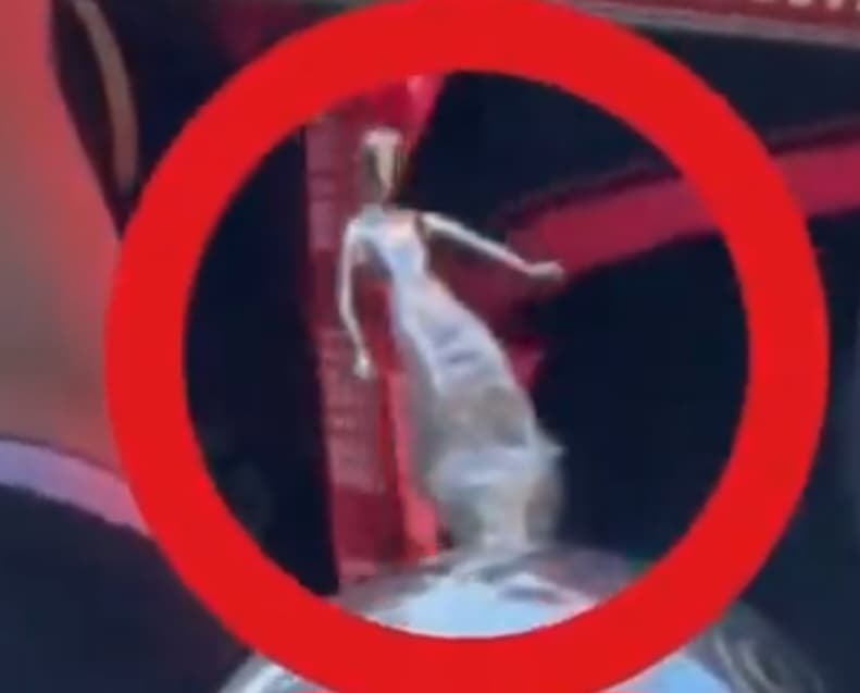 Taça da Libertadores remendada da festa do Flamengo