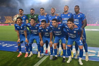 Jogadores do Cruz Azul, que já enfrentou Flamengo três vezes e mantém invecibilidade no retrospecto completo, posam para foto antes de jogo contra o Tigres