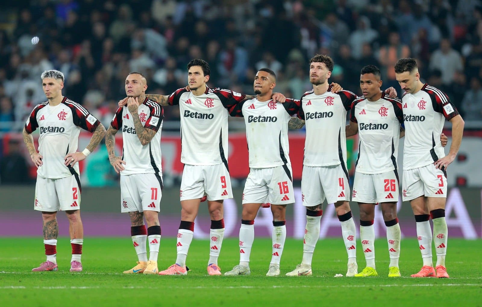 Jogadores do CR Flamengo reagem enquanto assistem à disputa de pênaltis durante a final da Copa Intercontinental da FIFA 2025 entre Paris Saint-Germain e CR Flamengo no Estádio Ahmad Bin Ali em 17 de dezembro de 2025 em Doha, Catar.