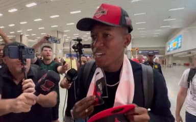 Vitão desembarcando no Rio com boné e acessórios do Flamengo