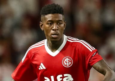 Vitão em campo pelo Internacional