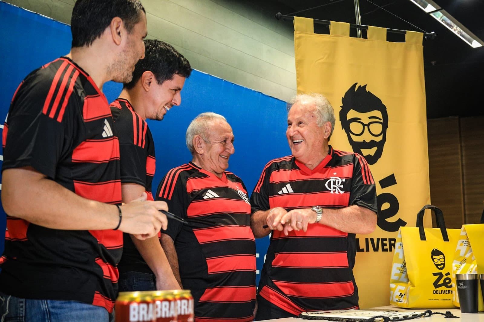 Zico com camisa do Flamengo em campanha do Zé Delivery