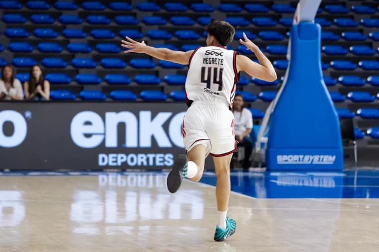 Alex Negrete em quadra pelo FlaBasquete