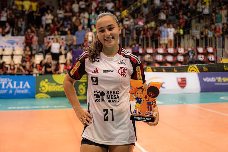 Líbero do Sesc Flamengo, Victória posa com troféu de melhor em quadra