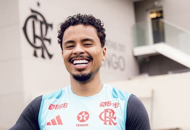 Allan sorri ao chegar no campo do Ninho do Urubu para treino do Flamengo