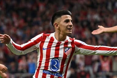 Thiago Almada, do Atlético de Madrid, comemora o primeiro gol de sua equipe durante a partida da LaLiga EA Sports entre Atlético de Madrid e CA Osasuna, no Estádio Riyadh Air Metropolitano, em 18 de outubro de 2025, em Madri, Espanha.