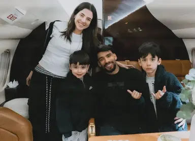 Duda Fournier e Lucas Paquetá na chegada ao Rio