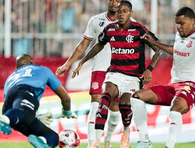 Wallace Yan divide a bola com goleiro do Bangu