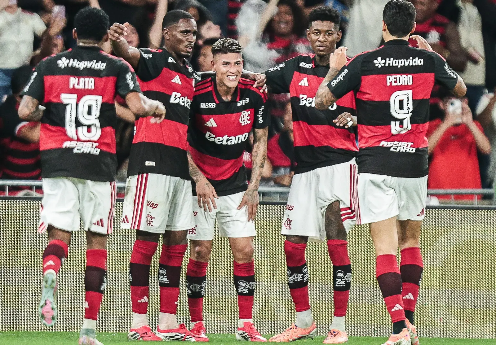 Plata, Evertton Araújo, Carrascal, Vitão e Pedro comemoram gol do colombiano em Flamengo x Vasco