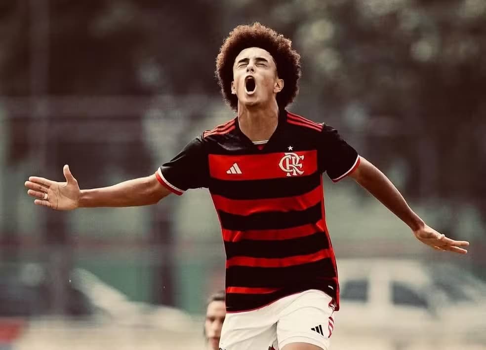 Ryan Roberto vibra em campo pelo Flamengo