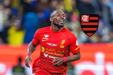 Julián Quiñones comemorando gol pelo Al-Qadisiyah ao lado do escudo do Flamengo