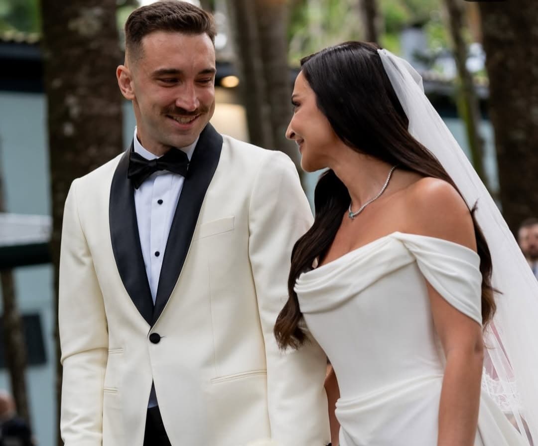 Léo Ortiz no casamento com Maitê