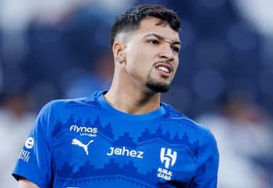 Marcos Leonardo com expressão de lamentação após perder chance