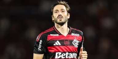 Matías Viña em campo pelo Flamengo no Maracanã