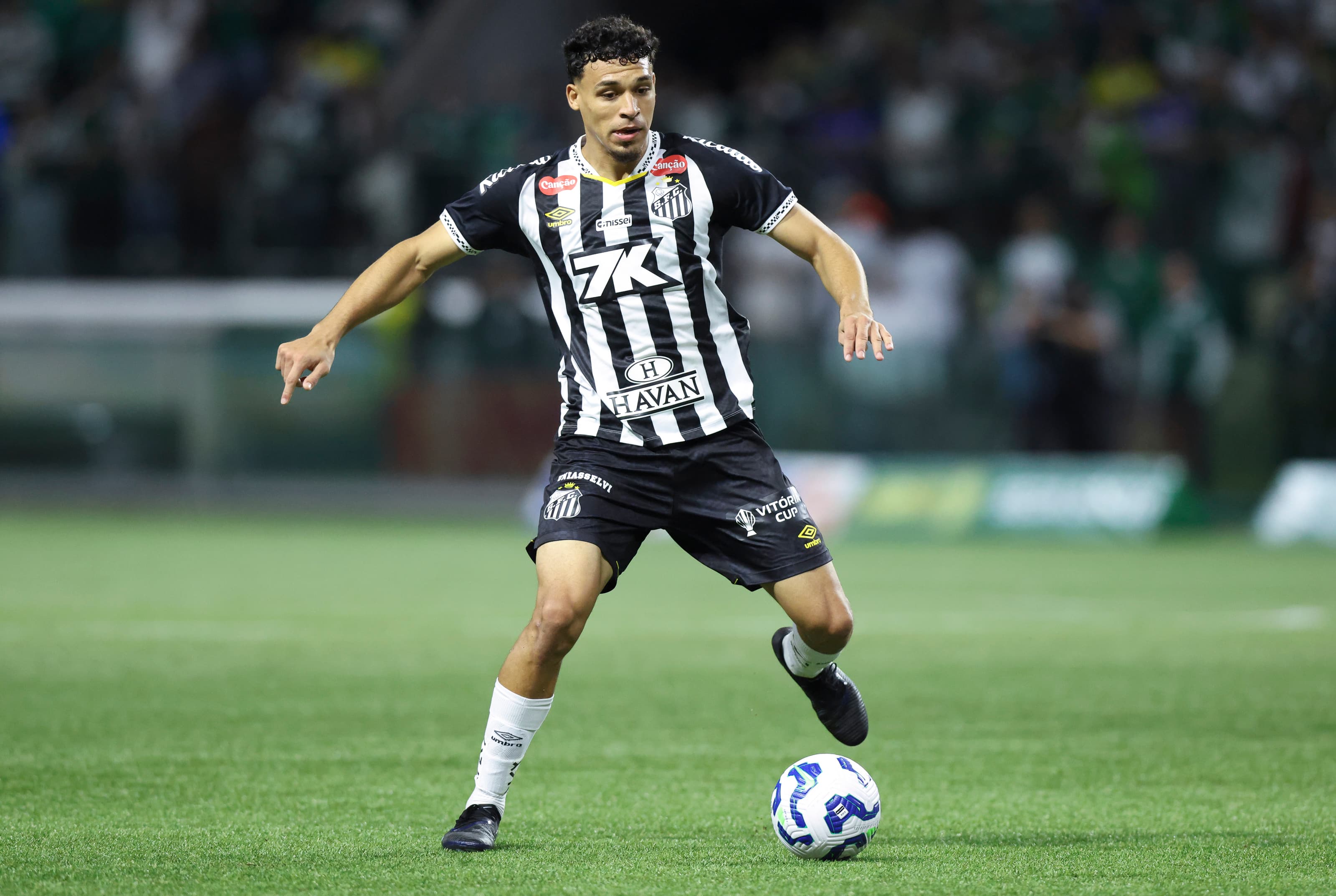 Victor Hugo em campo durante o empréstimo do Flamengo ao Santos