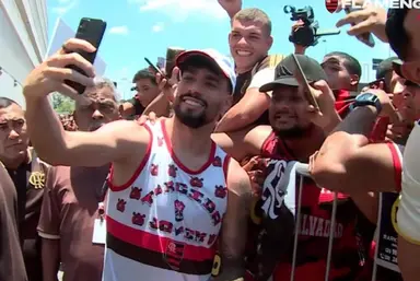 Paquetá atentendo torcedores do Flamengo após chegar ao Rio