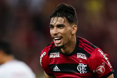 Lucas Paquetá comemora sorridente durante jogo do Flamengo em 2018