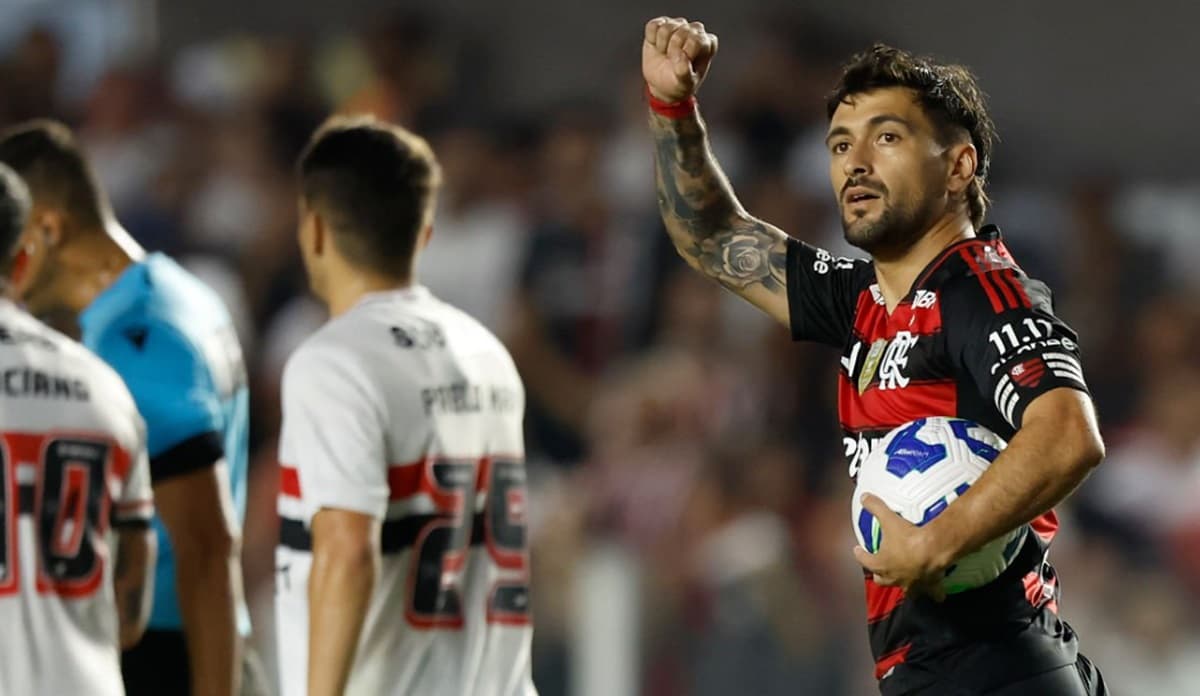 Arrascaeta comemora gol do Flamengo contra o São Paulo