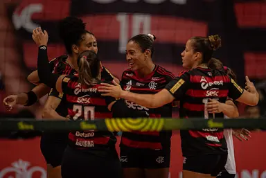 Lorena, Tainara, Simone Lee, Victória, Karina e Giovana celebram ponto do Sesc Flamengo