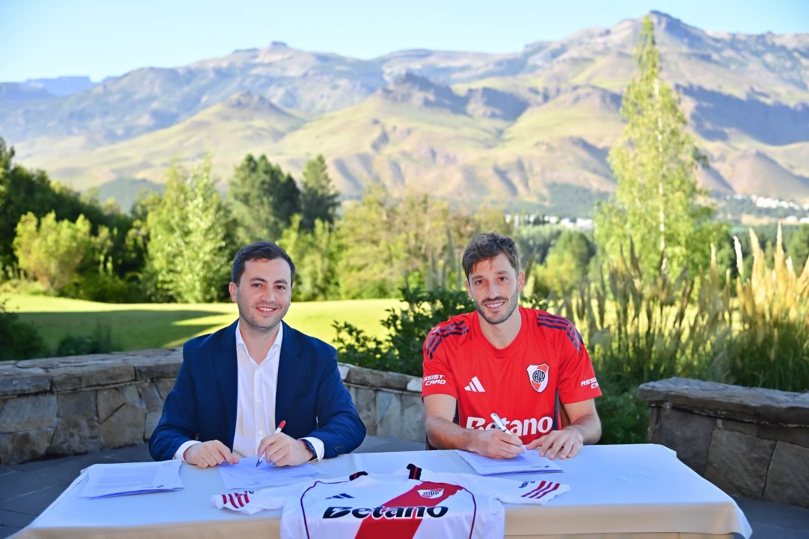 Viña, ex-Flamengo, anunciado pelo River Plate