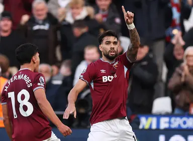 Lucas Paquetá aponta para o céu e comemora gol pelo West Ham