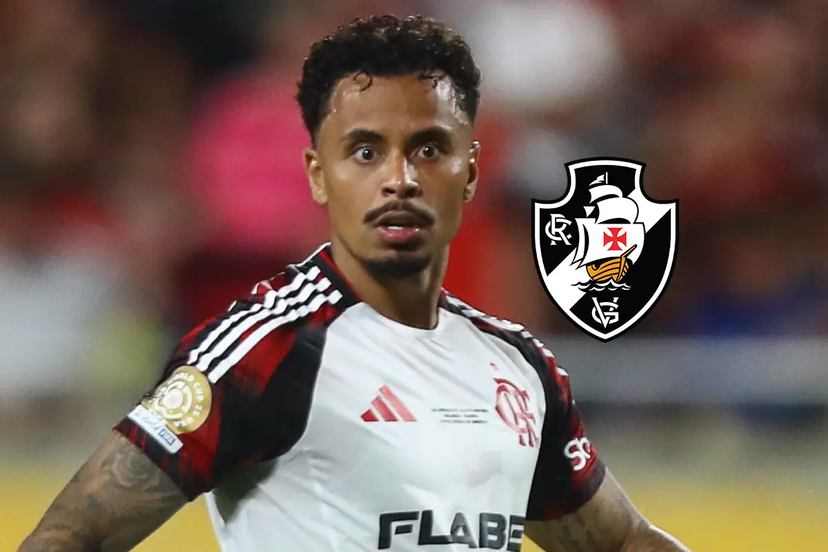 Allan durante partida do Flamengo ao lado do escudo do Vasco