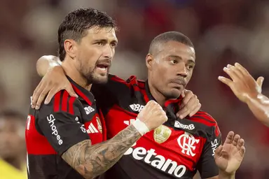 Arrascaeta e De La Cruz vibram juntos; ambos marcaram na vitória do Flamengo por 3 a 0 sobre o Madureira no Carioca 2026