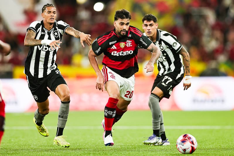 Paquetá avança com a bola, enquanto Barreras e Newton o perseguem