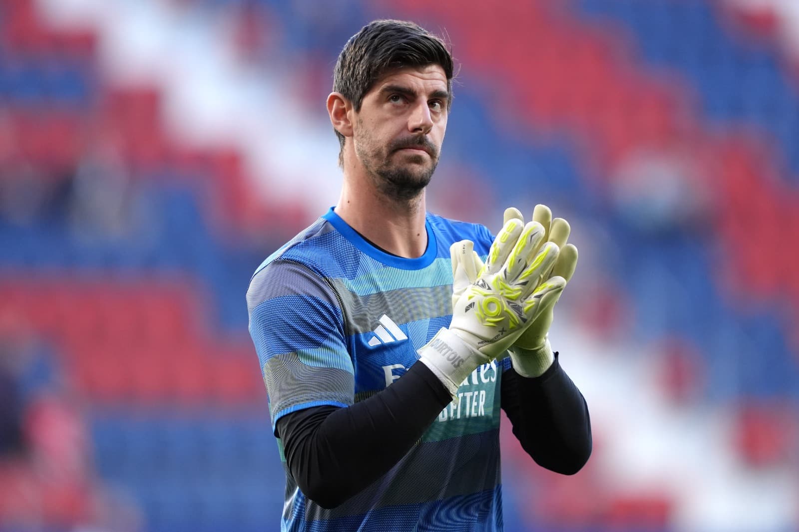 Thibaut Courtois, do Real Madrid, observa durante o aquecimento antes da partida da LaLiga EA Sports entre CA Osasuna e Real Madrid CF no Estádio El Sadar, em 21 de fevereiro de 2026, em Pamplona, Espanha.