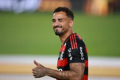 Danilo, do Flamengo, comemora após vencer e ser campeão após a final da Copa CONMEBOL Libertadores de 2025 entre Palmeiras e Flamengo, no Estádio Monumental, em 29 de novembro de 2025, em Lima, Peru.