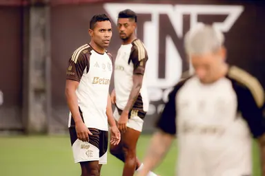 Alex Sandro e Bruno Henrique durante treino no Ninho do Urubu
