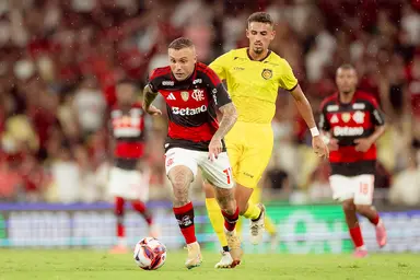 Cebolinha corre com a bola enquanto é perseguido por jogador do Madureira