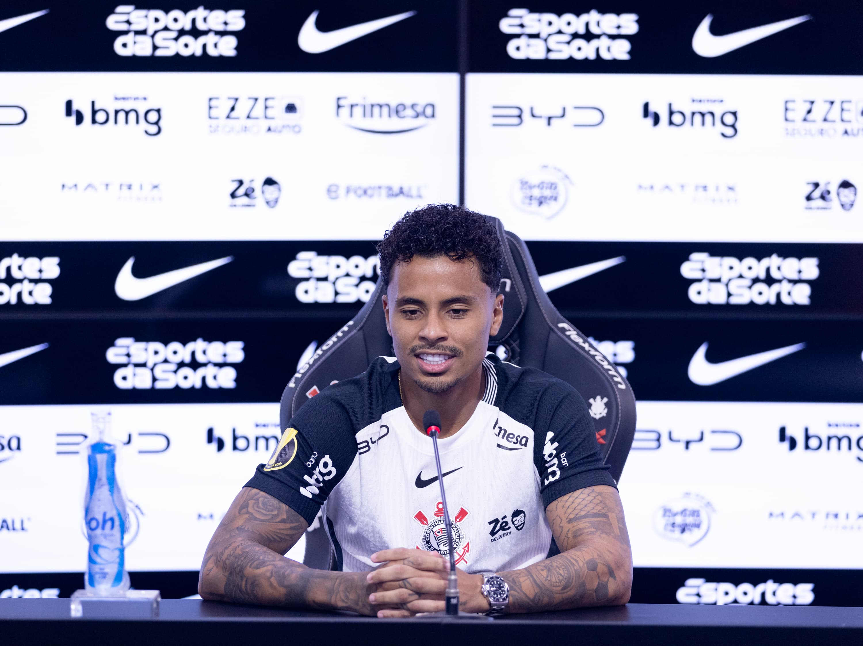 Allan em coletiva de apresentação no Corinthians