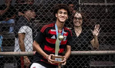 Heitor ao lado da sua mãe após jogo do Flamengo