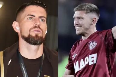 Jorginho, do Flamengo, ao lado de Rodrigo Castillo, do Lanús