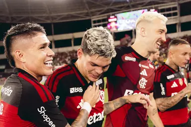 Luiz Araúj, Léo Ortiz e Ayrton Lucas rindo após vitória do Flamengo sobre o Botafogo