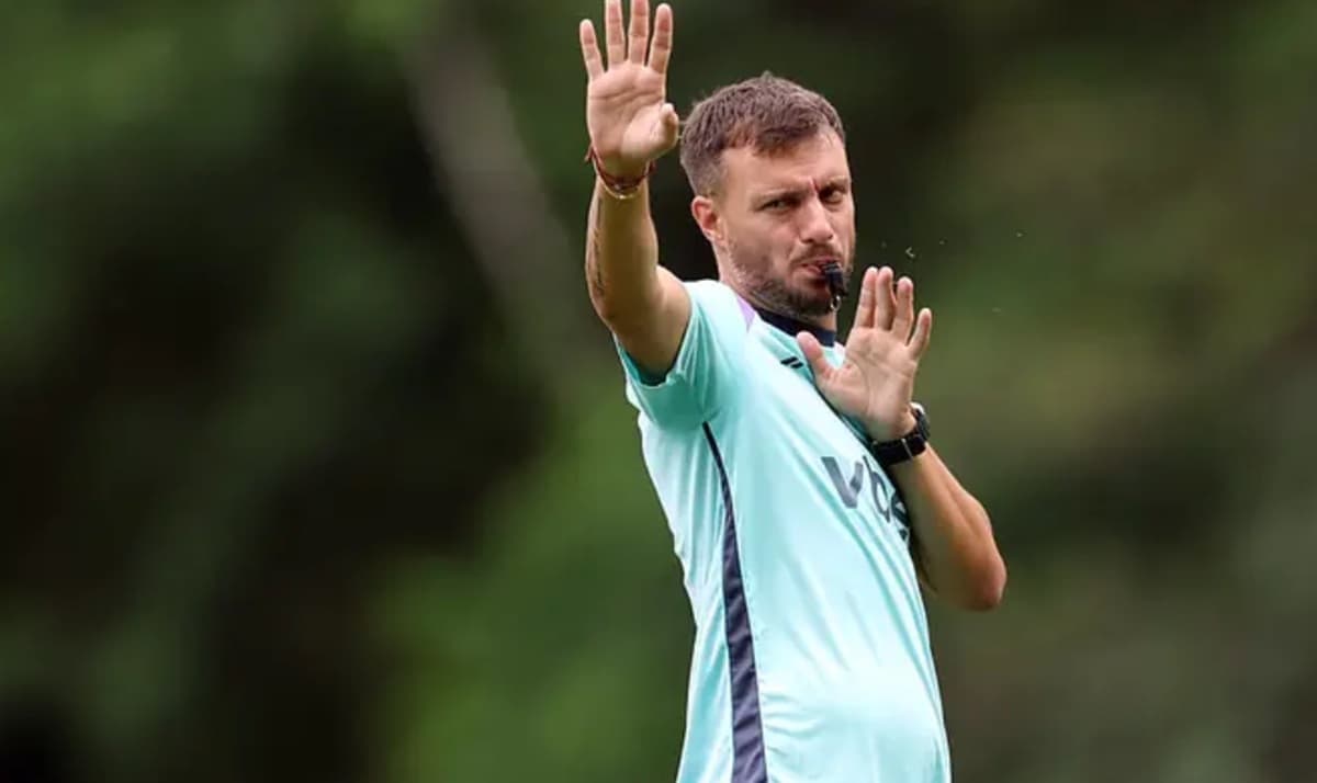 Martín Anselmi, técnico do Botafogo, prepara time para enfrentar Flamengo