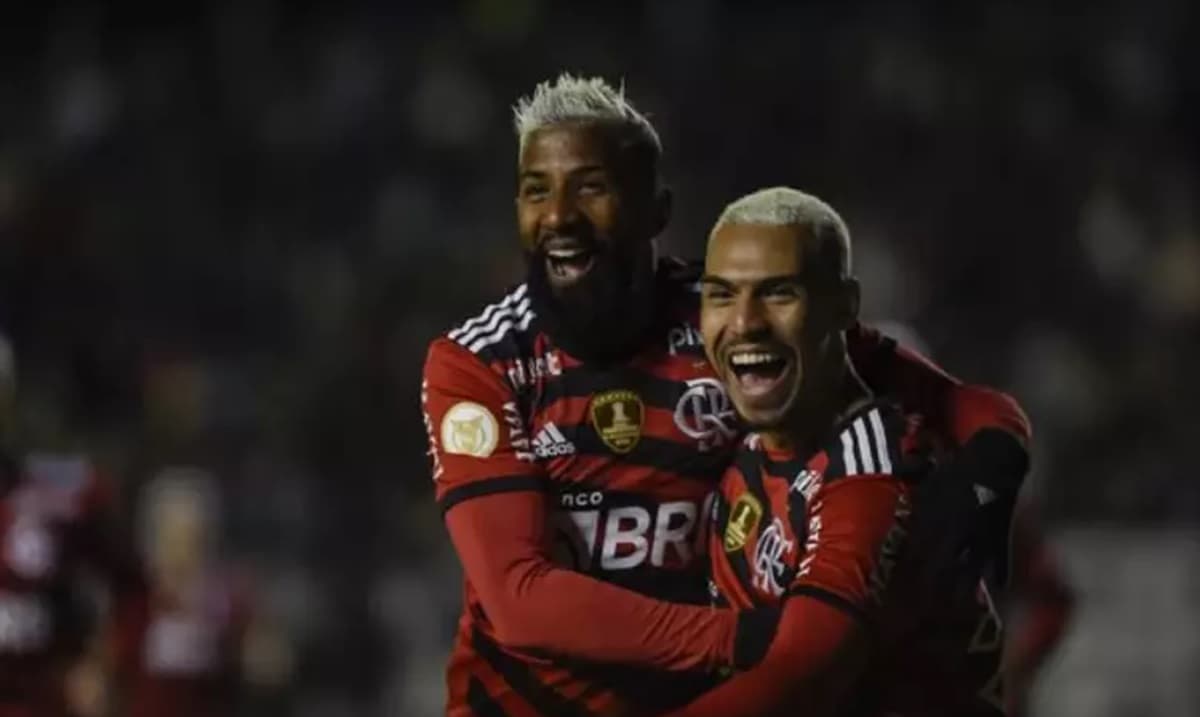 Matheuzinho e Rodinei comemoram gol pelo Flamengo