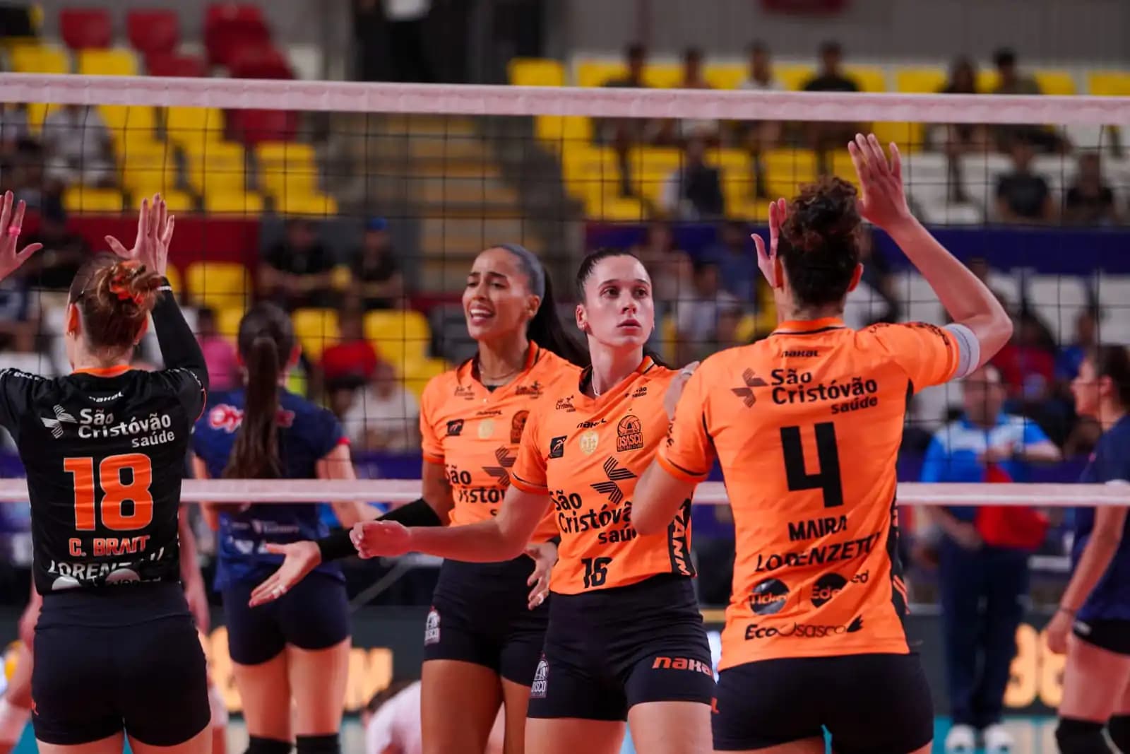 Jogadoras do Osasco se cumprimentam após ponto no Sul-Americano