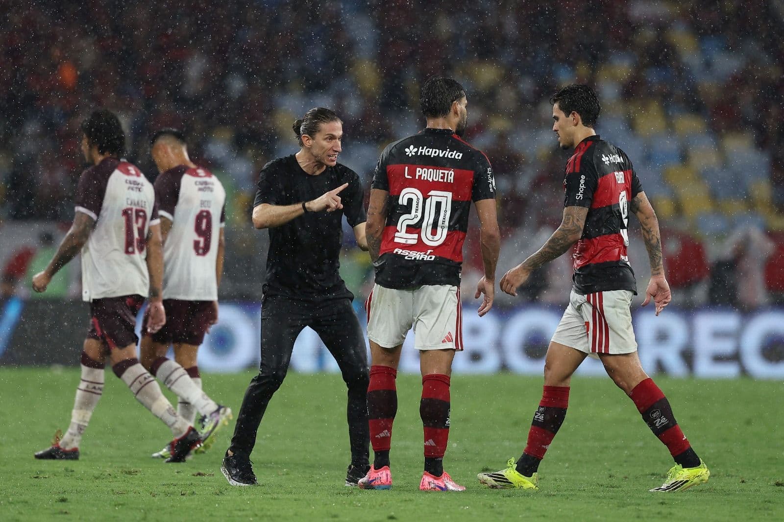 Filipe Luís, treinador do Flamengo, dá instruções a Pedro, do Flamengo, durante a partida da CONMEBOL Recopa 2026 entre Flamengo e Lanús, no Estádio do Maracanã, em 26 de fevereiro de 2026, no Rio de Janeiro, Brasil.