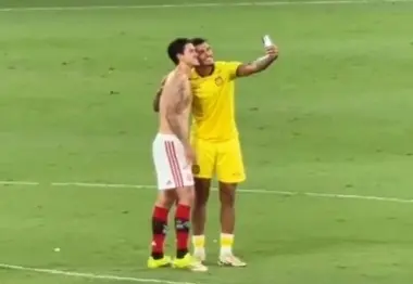 Pedro sendo tietado por atleta do Madureira