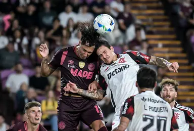 José Canale, do Lanus, luta pela posse de bola contra Pedro do Flamengo durante uma partida da CONMEBOL Recopa 2026 entre Lanus e Flamengo no Estadio Ciudad de Lanus Nestor DÌaz Perez em 19 de fevereiro de 2026 em Buenos Aires, Argentina.